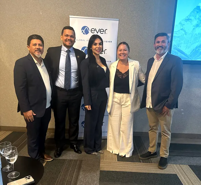 Equipe da FASSEG em foto em grupo com executivos da Ever