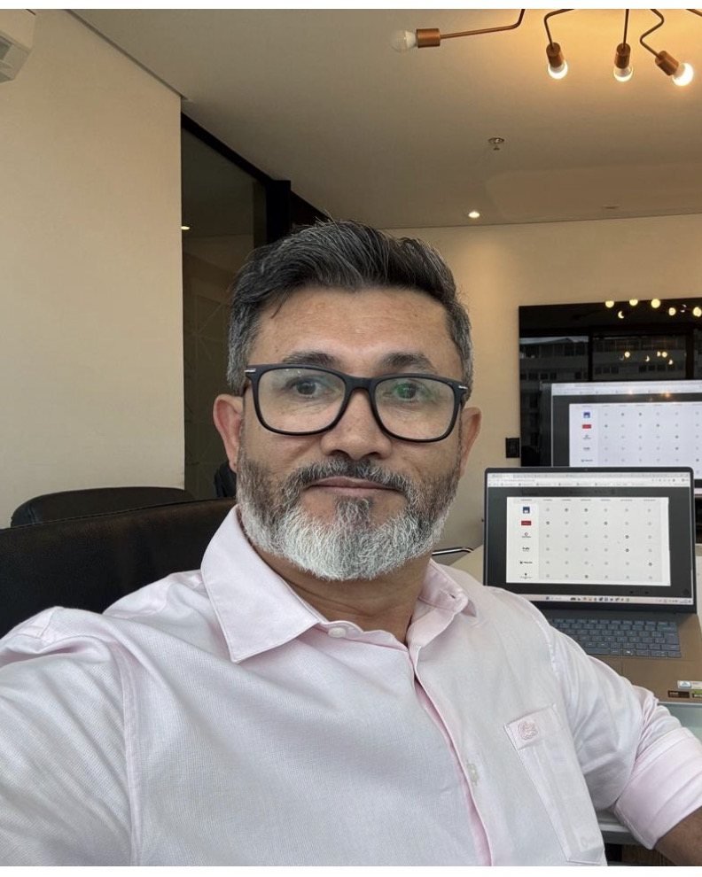 Francisco Neto, fundador da FASSEG, na sala de reunião do escritório em Brasília