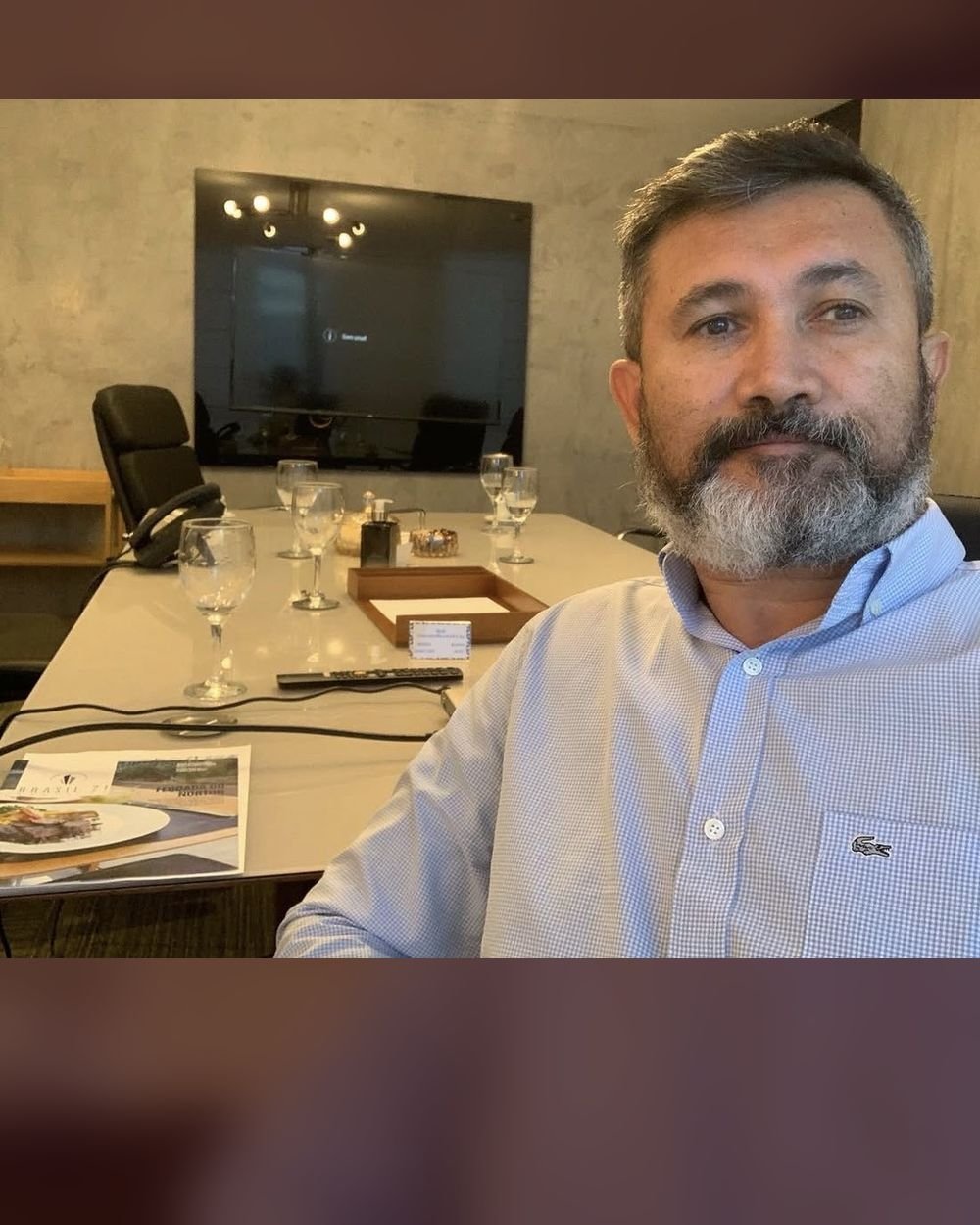 Francisco Neto, corretor responsável, na sala de reunião
